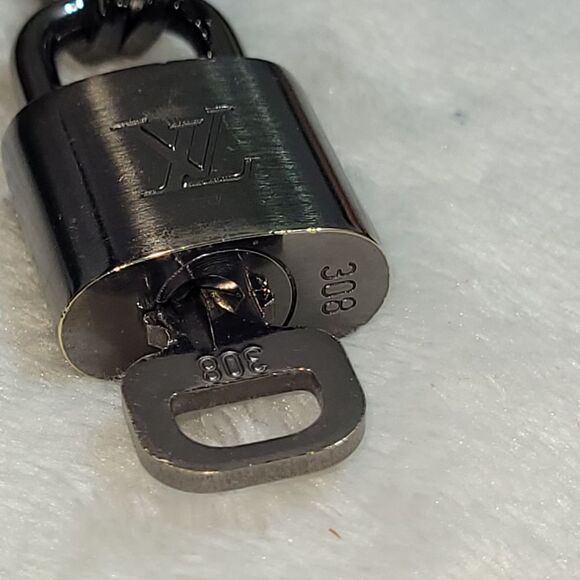 LV #308 AUTHENTIC Silver Lock & Key #308 with dustbag and Unbranded chain - Picture 9 of 12